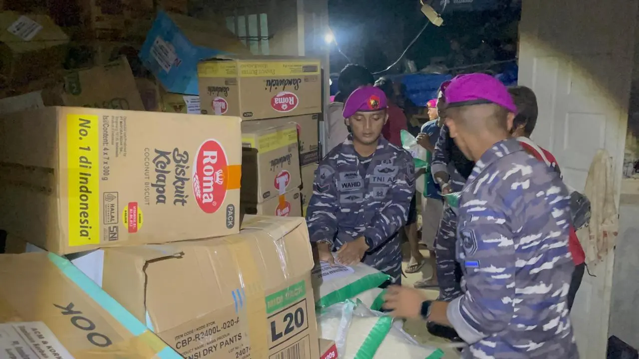 Prajurit TNI AL Salurkan Bantuan Kemanusiaan di Aceh Tamiang 