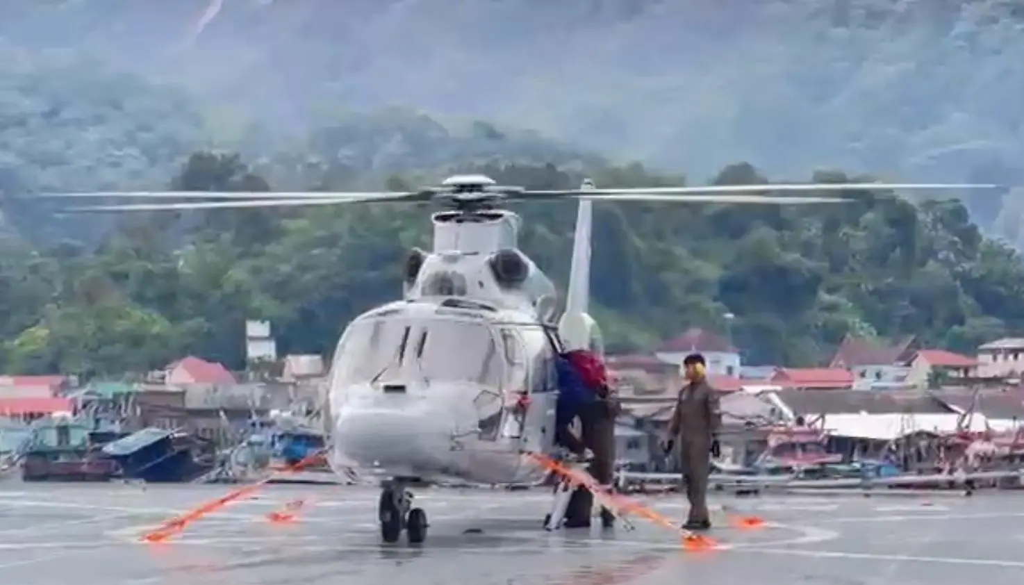 Heli Panther TNI AL Kirim Tenaga Medis dan Obat Obatan ke Wilayah Terisolir di Sumut