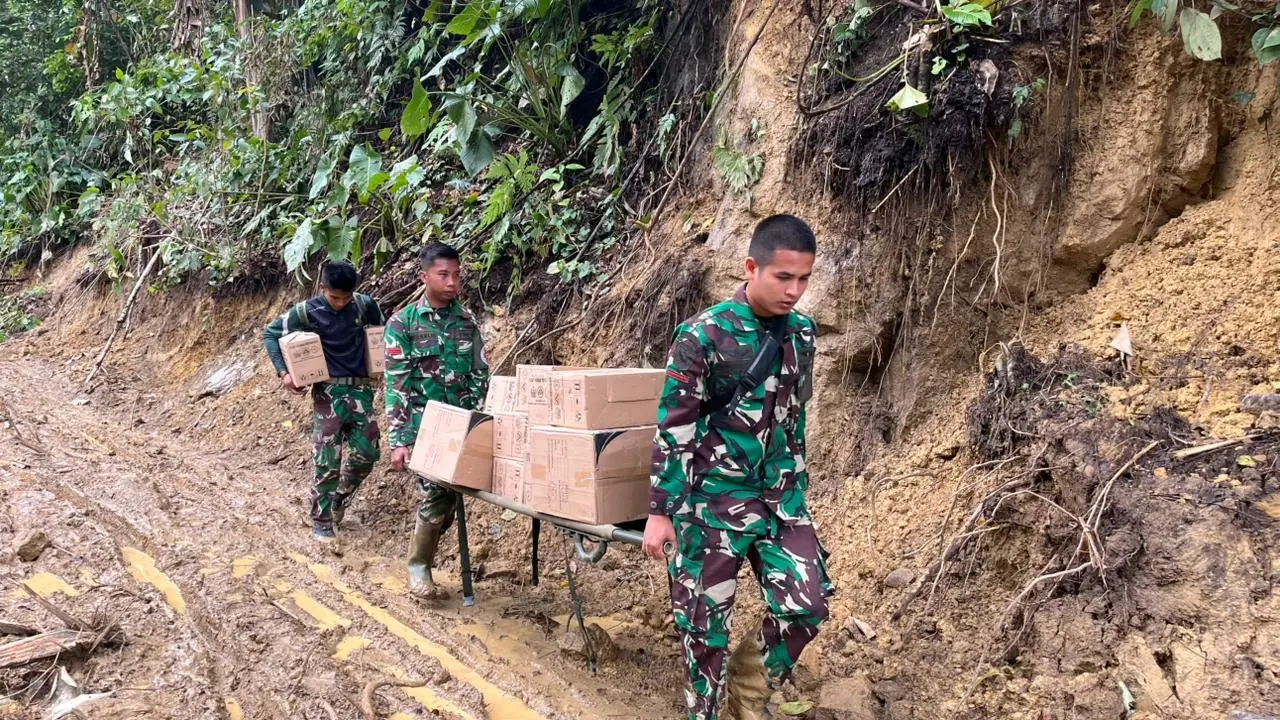 Menembus Medan Berat, TNI Kirim Bantuan Obat ke Desa Terisolir Pascabanjir Aceh Tengah