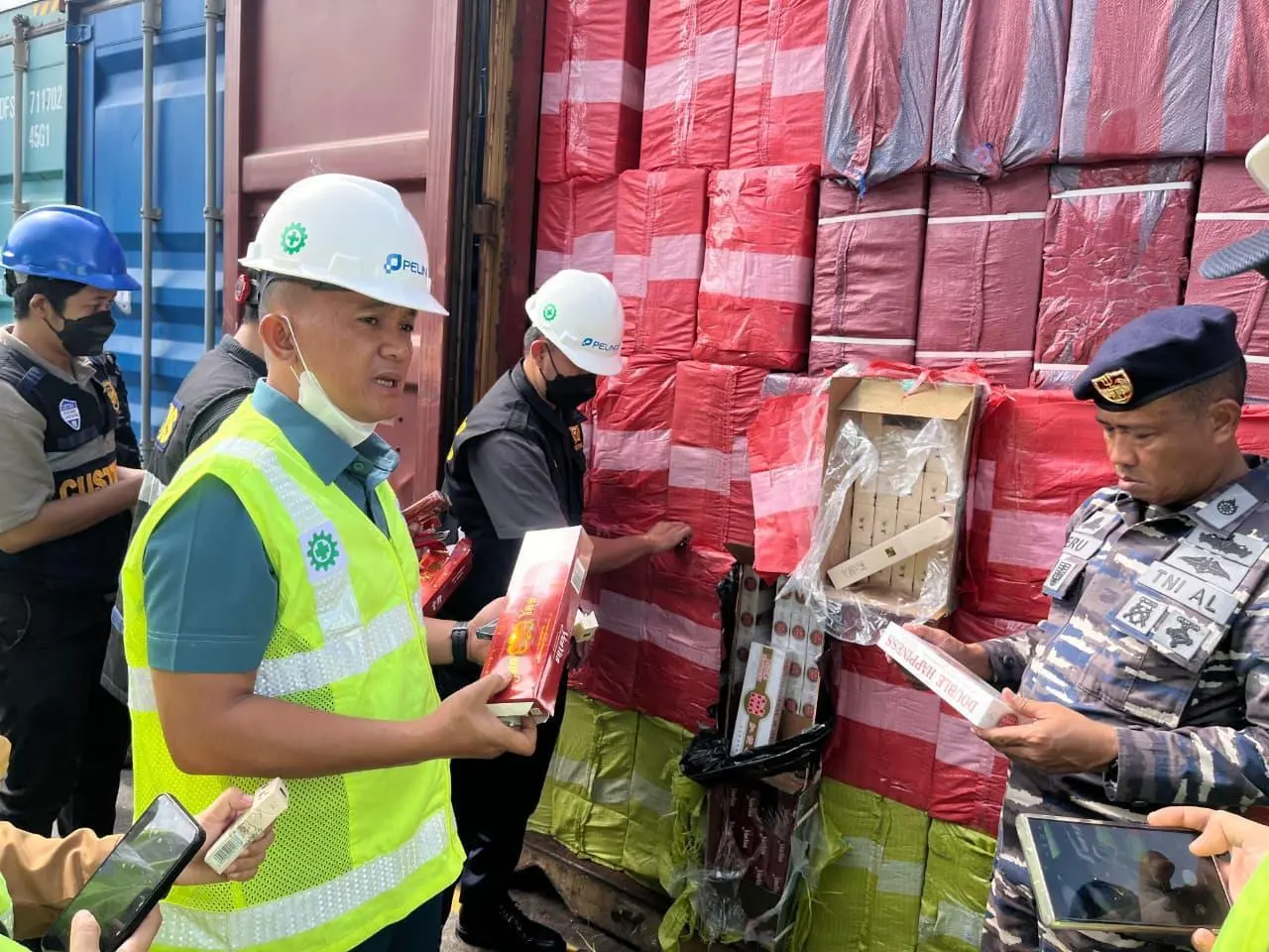 Sinergitas TNI AL Bersama Tim Gabungan Berhasil Gagalkan Penyeludupan Dua Kontener Roko Ilegal