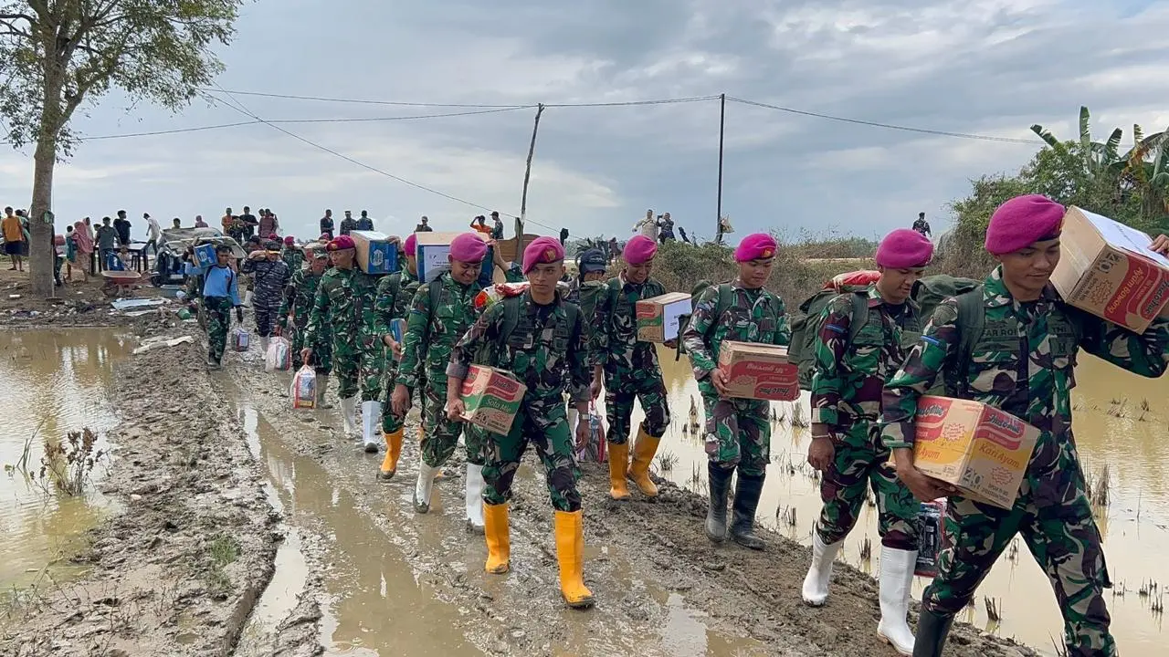 Medan Sulit Tidak Jadi Penghalang TNI AL Salurkan Bantuan Sembak untuk Masyarakat Desa Cot Ulaya Aceh Utara 