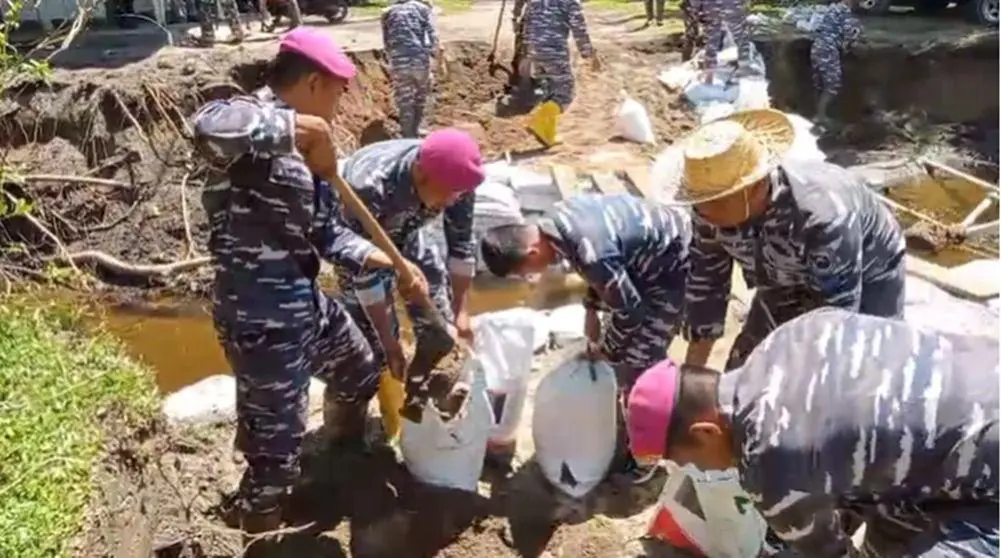Diwilayah Sumbar TNI AL Bangun Jembatan Darurat dan Salurkan Bantuan 