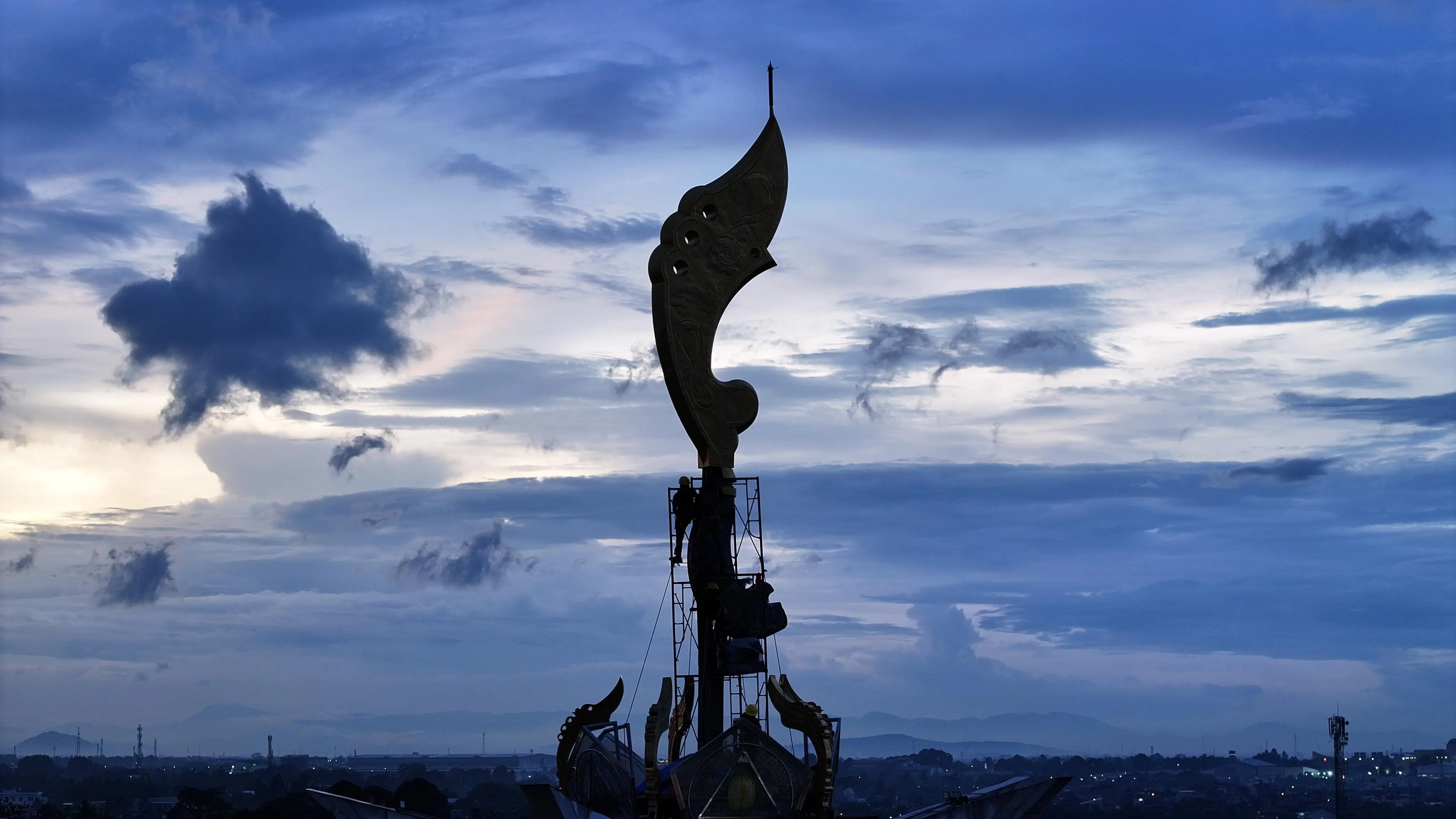 Pemasangan Ornamen Kujang 14 Meter Lengkapi Tugu Pancakarsa di Babakan Madang