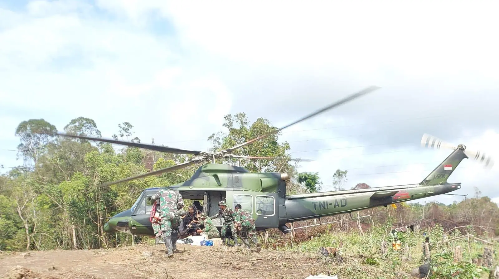 TNI Terobos 20 Titik Longsor dengan Berjalan Kaki, Logistik Bencana Didorong ke Wilayah Terisolir Tapteng