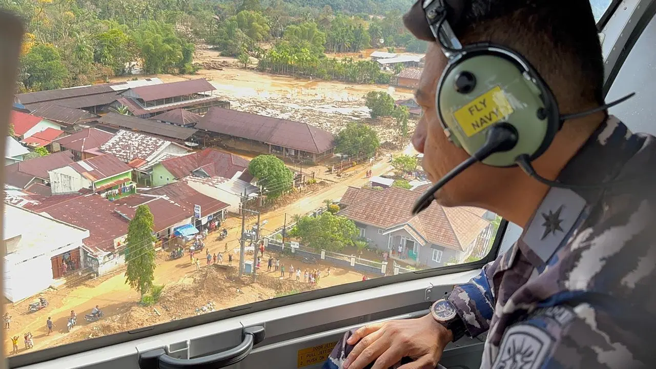 HELIKOPTER TNI AL DISTRIBUSIKAN 300 KG BANTUAN LOGISTIK DI TAPANULI TENGAH