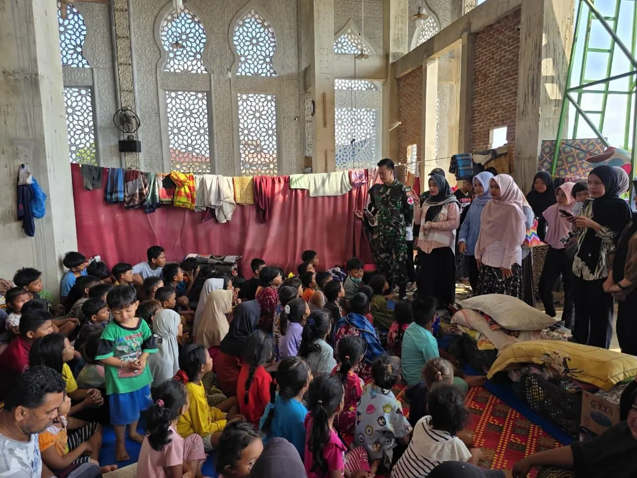 TNI dan Unsyiah Gelar Trauma Healing untuk Anak Korban Banjir di Pidie Jaya      