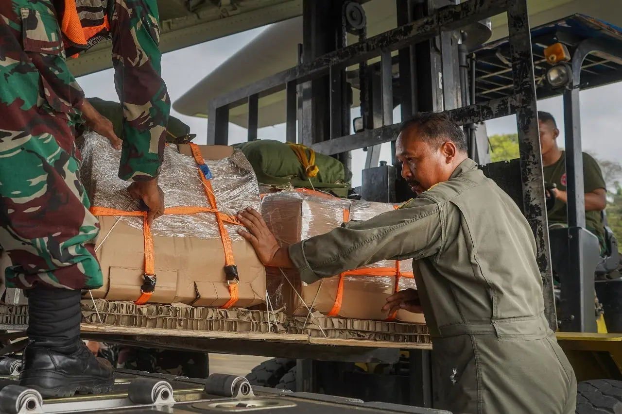 TNI Lakukan Airdrop Bantuan Sembako 5,4 Ton di Blankejeren, Gayo Lues    (Puspen TNI). TNI kembali menunjukkan