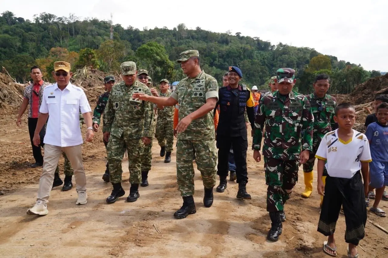 Wakil Panglima TNI Tinjau Wilayah Terdampak Banjir di Sumut dan Sumbar