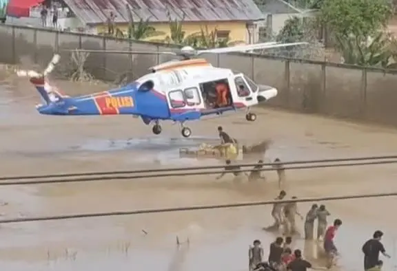 Meski Dengan Risiko Pendaratan, Helikopter Poludara Baharkam Polri Berhasil Dropping Logistik Bantuan ke Aceh Tamiang
