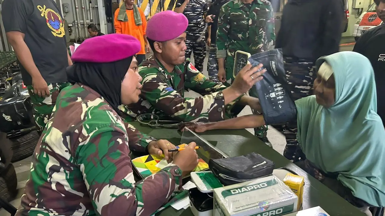 Pasca Bencana Alam Prajurit TNI AL Berikan Pelayanan Kesehatan di KRI DR. Soeharso -990
