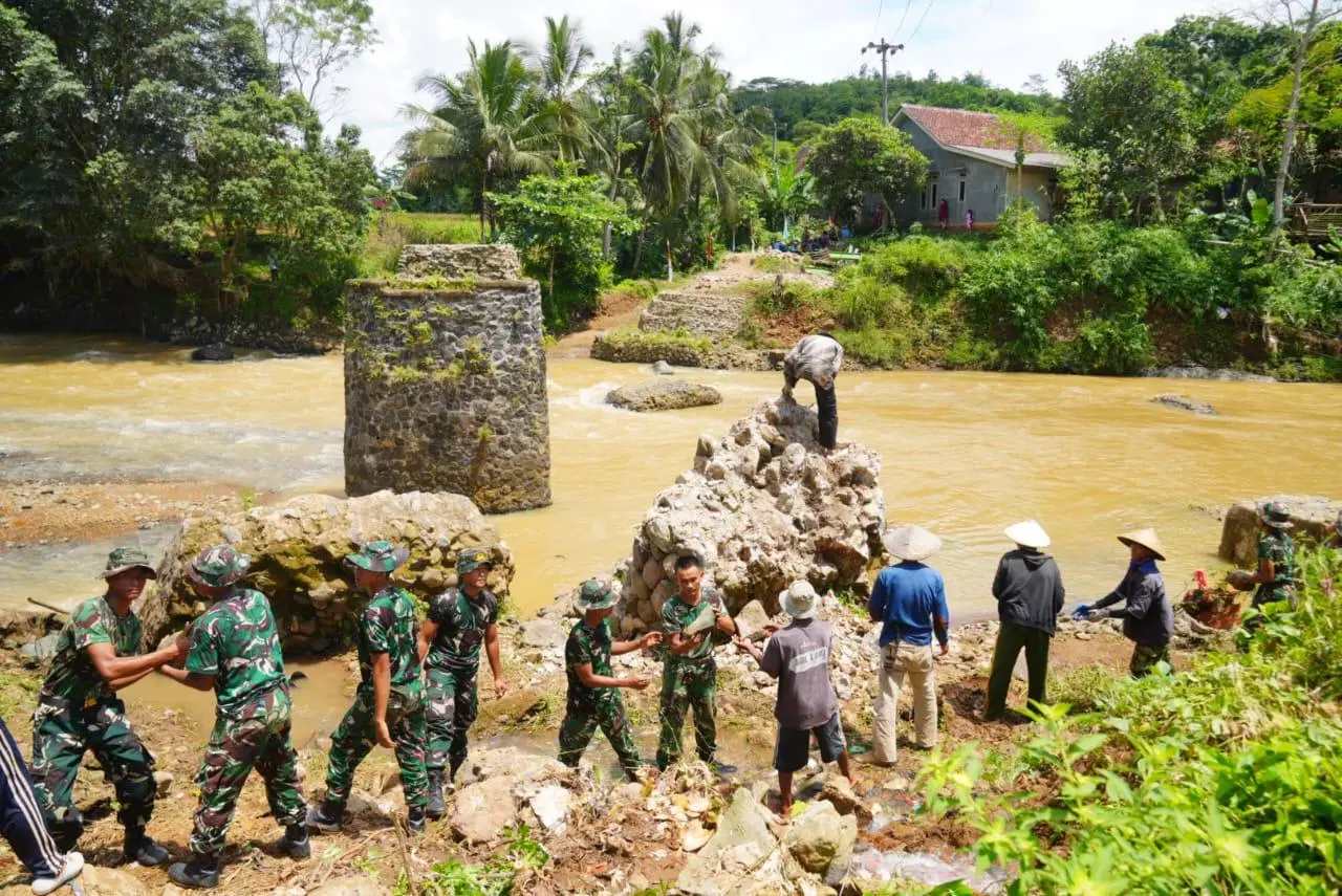 TNI Bangun Jembatan Gantung 80 Meter Untuk Percepat Mobilitas Warga Sukabumi