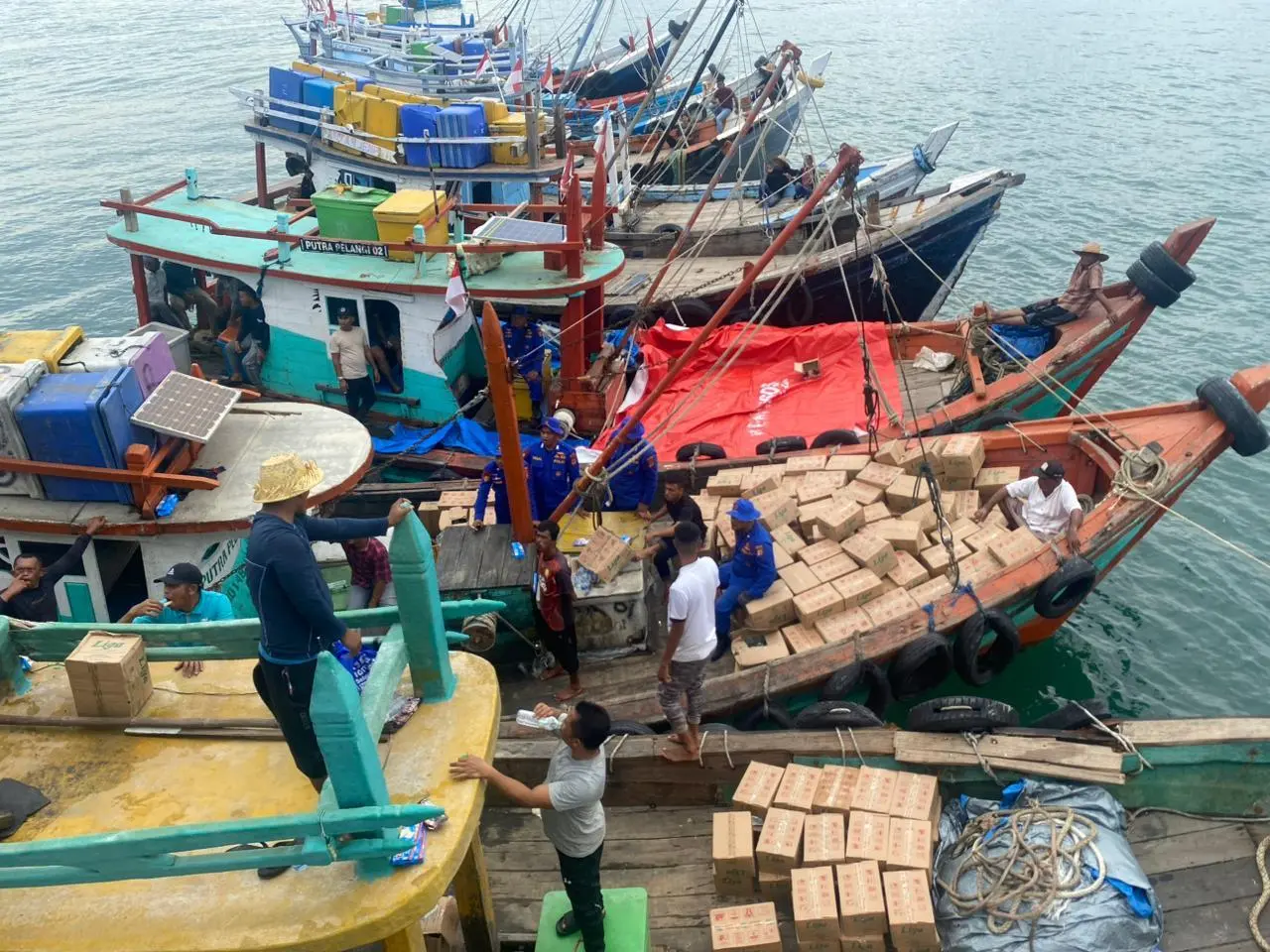 TNI AL KRI Teluk Gilimanuk-531 Tuntaskan Debarkasi Bantuan di Kuala Idie Aceh Timur 