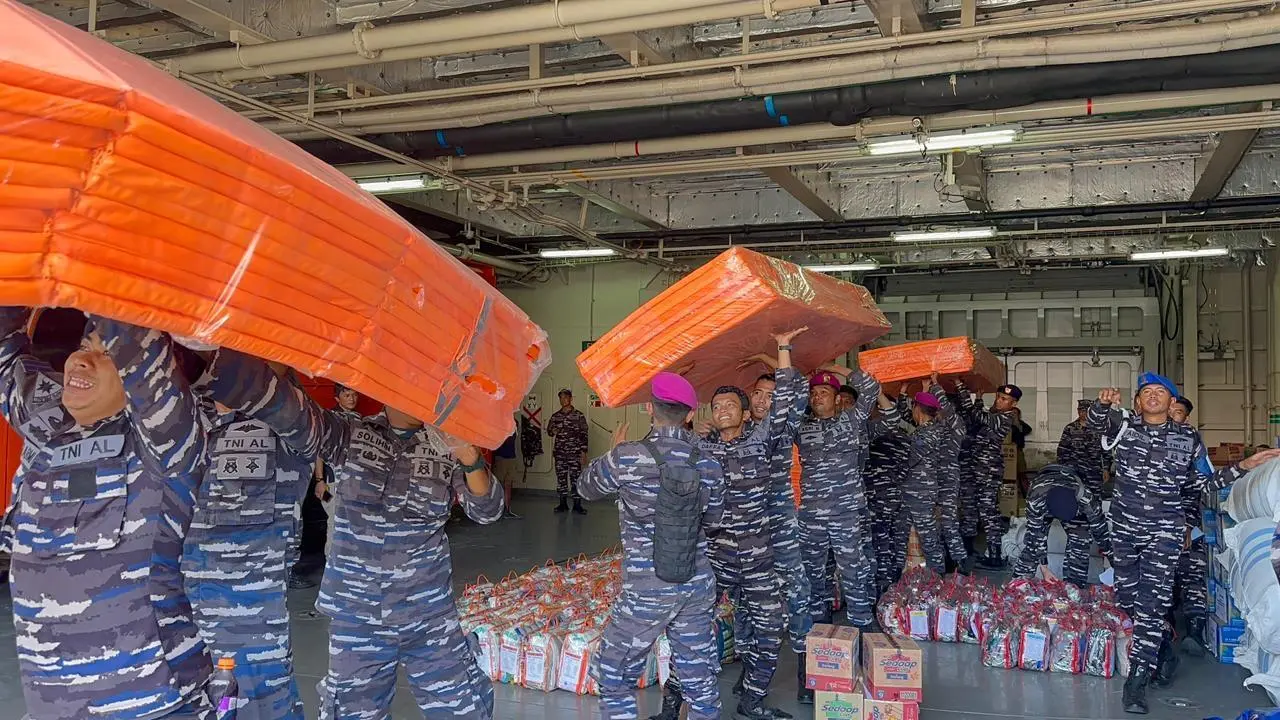 Tiba di Padang KRI Semarang -594 Debararkasi Bantuan Keamanan Bagi Masyarakat Terdampak Bencana