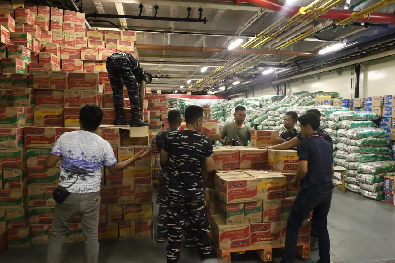 KRI RJW-992 TIBA DI SIBOLGA, DEBARKASI BANTUAN KEMANUSIAAN BAGI KORBAN TERDAMPAK BENCANA