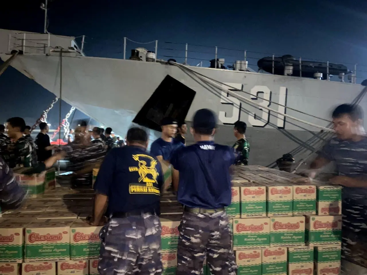 PERCEPAT DISTRIBUSI BANTUAN, KRI TELUK GILIMANUK-531 TIBA DI ACEH LAKSANAKAN DEBARKASI UNTUK KORBAN BENCANA ALAM