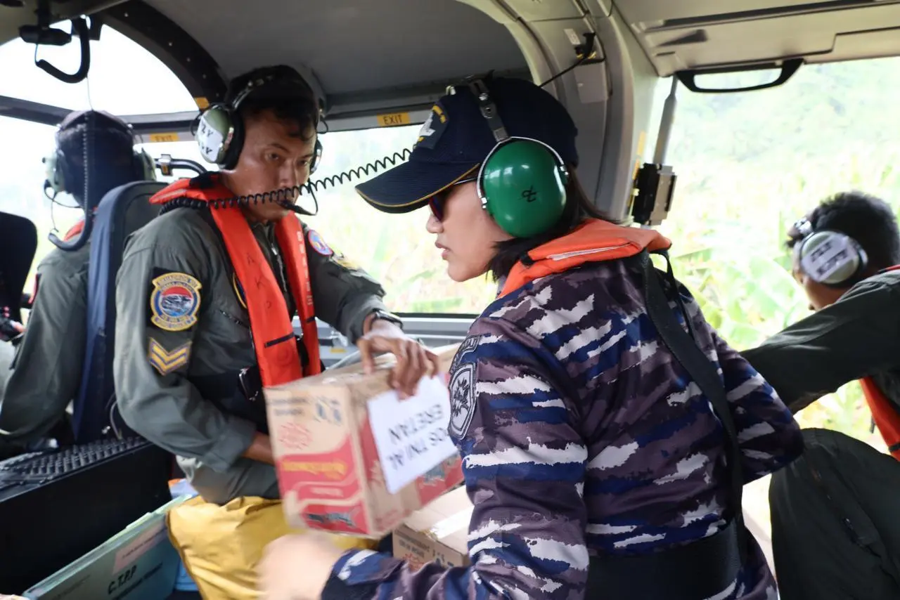 HELI TNI AL DISTRIBUSIKAN LOGISTIK BANTUAN KEMANUSIAAN DI SIBOLGA