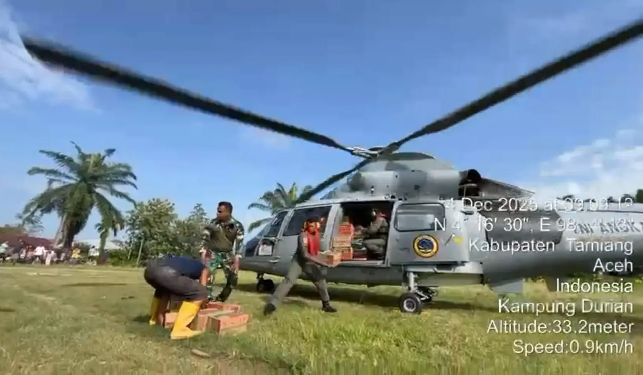 Helikopter TNI AL Mendarat di Aceh Tamiang Distribusikan Bantuan Bagi Masyarakat 