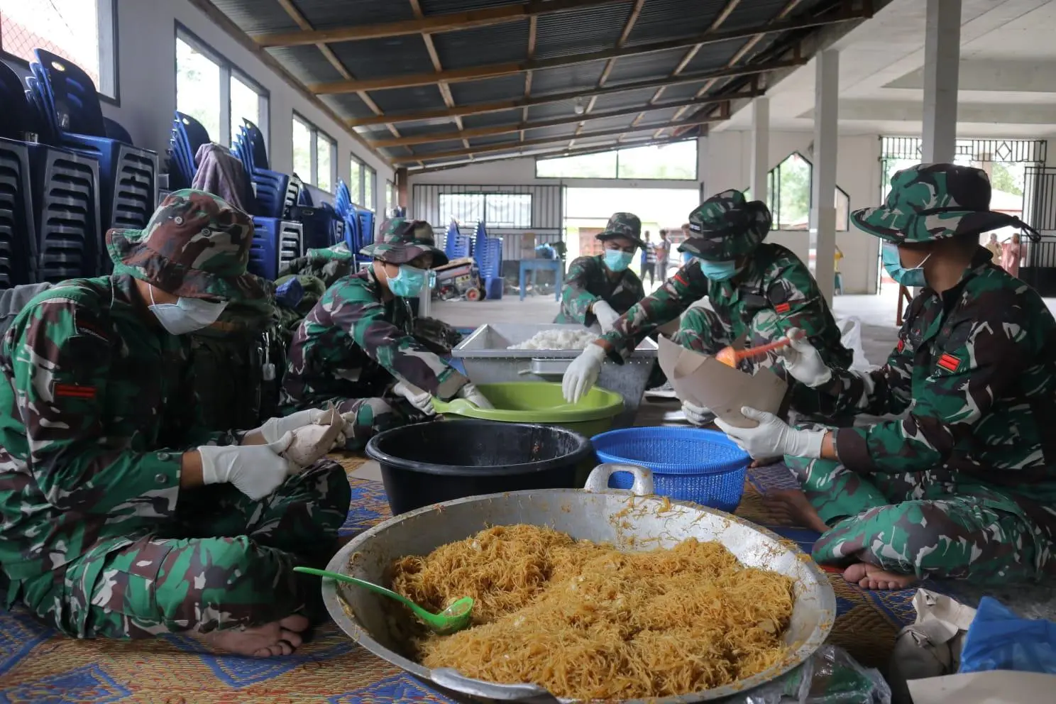 Dapur Lapangan Yonif 122/TS Layani Warga Terisolir Bencana Alam di Sitahuis