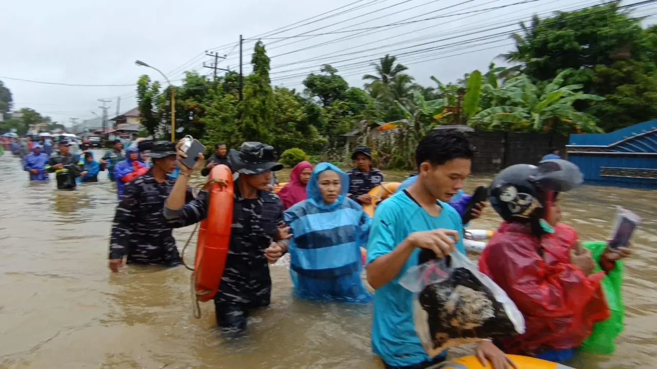 TNI AL Evakuasi Masyarakat Terdampak Bencana Banjir di Tapanuli Tengah 