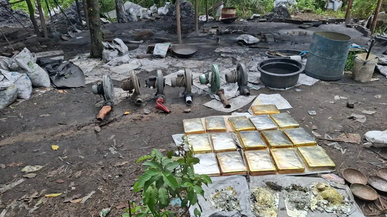 TNI AL yang Tergabung dalam Satgas Halilintar Amankan Ratusan Kg Timah Batangan di Air Anyir