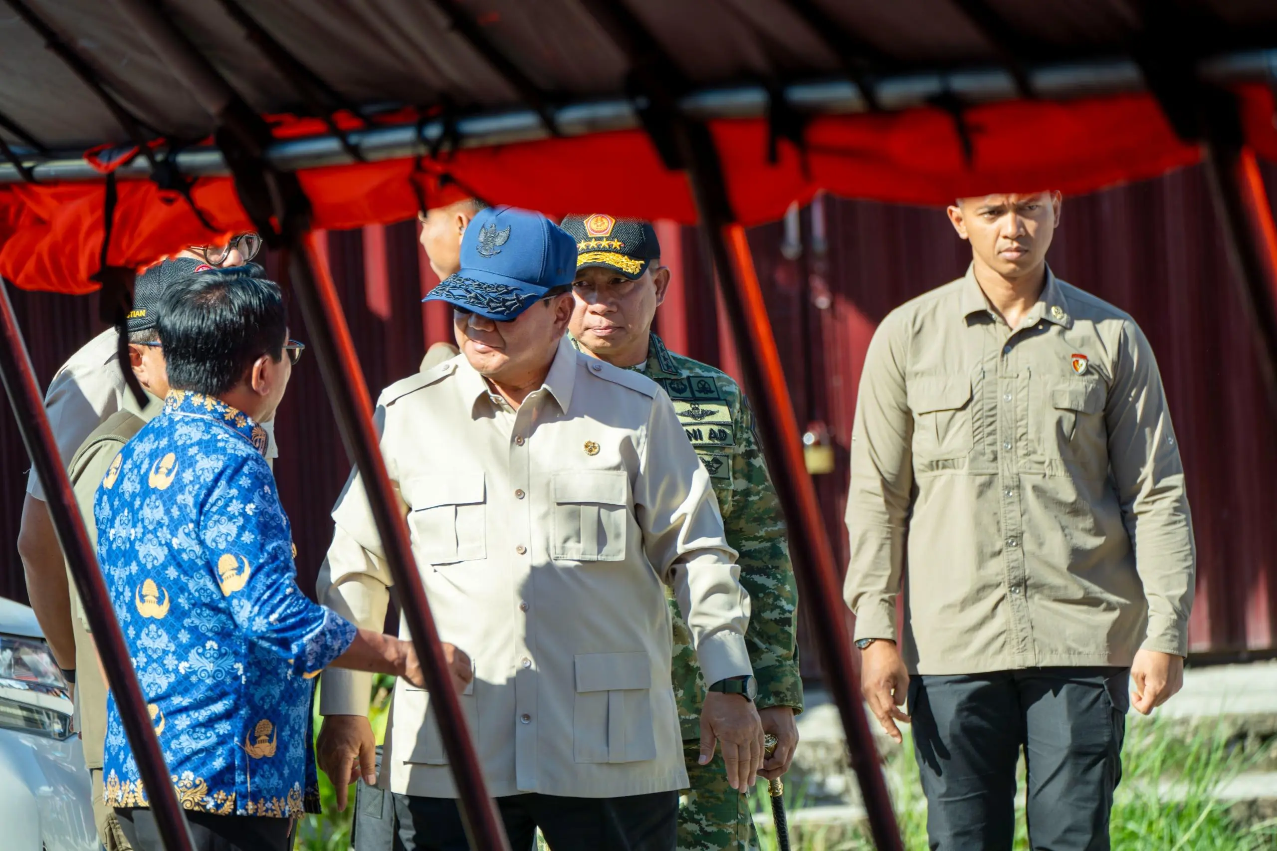 Panglima TNI Dampingi Presiden RI Tinjau Posko Pengungsian dan Dapur Lapangan di Padang Pariaman