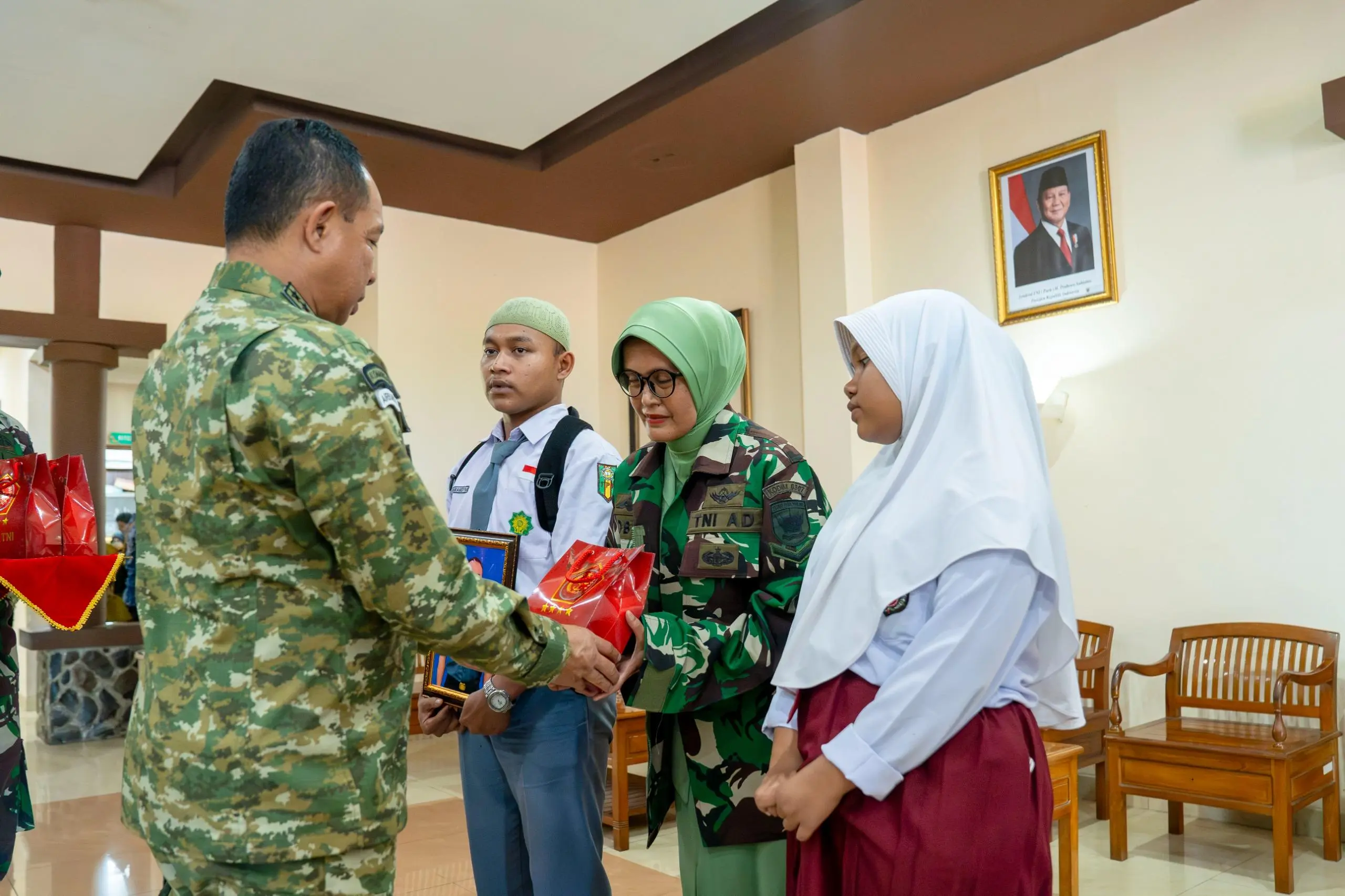Panglima TNI Kuatkan Hati Keluarga Almarhum Prajurit TNI yang Gugur dalam Penanganan Bencana di Padang