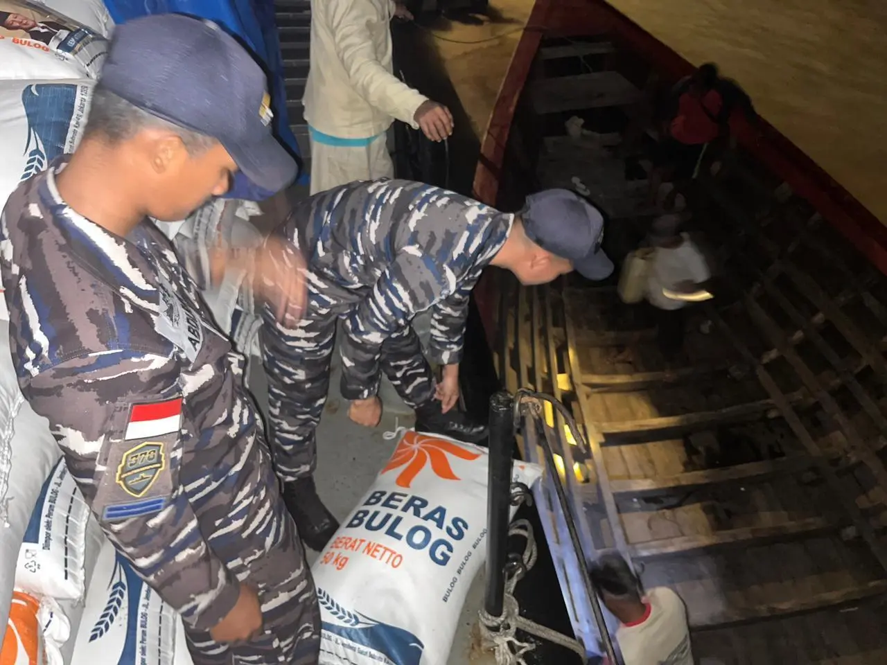 Tiba di Aceh KRI SSA - 378 TNI AL Debarkasi Bantuan Bagi Masyarakat Terdampak Bencana 