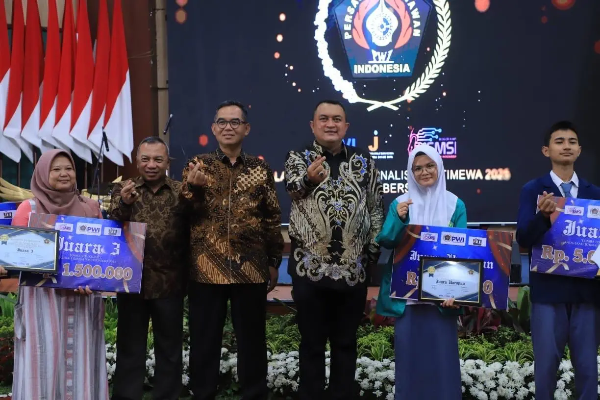 Bupati Bogor Terima Penghargaan pada Malam Anugerah Jurnalisme Istimewa 2025