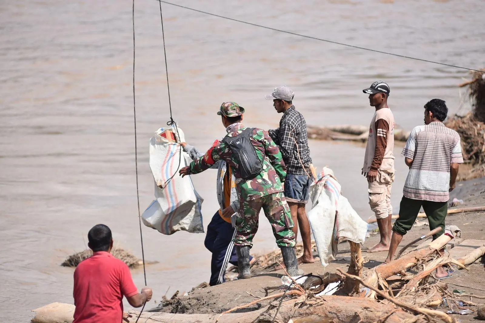 Akses Terputus, Kodam IM Gunakan Tali Kirim Bantuan ke Daerah Terisolir di Bireuen