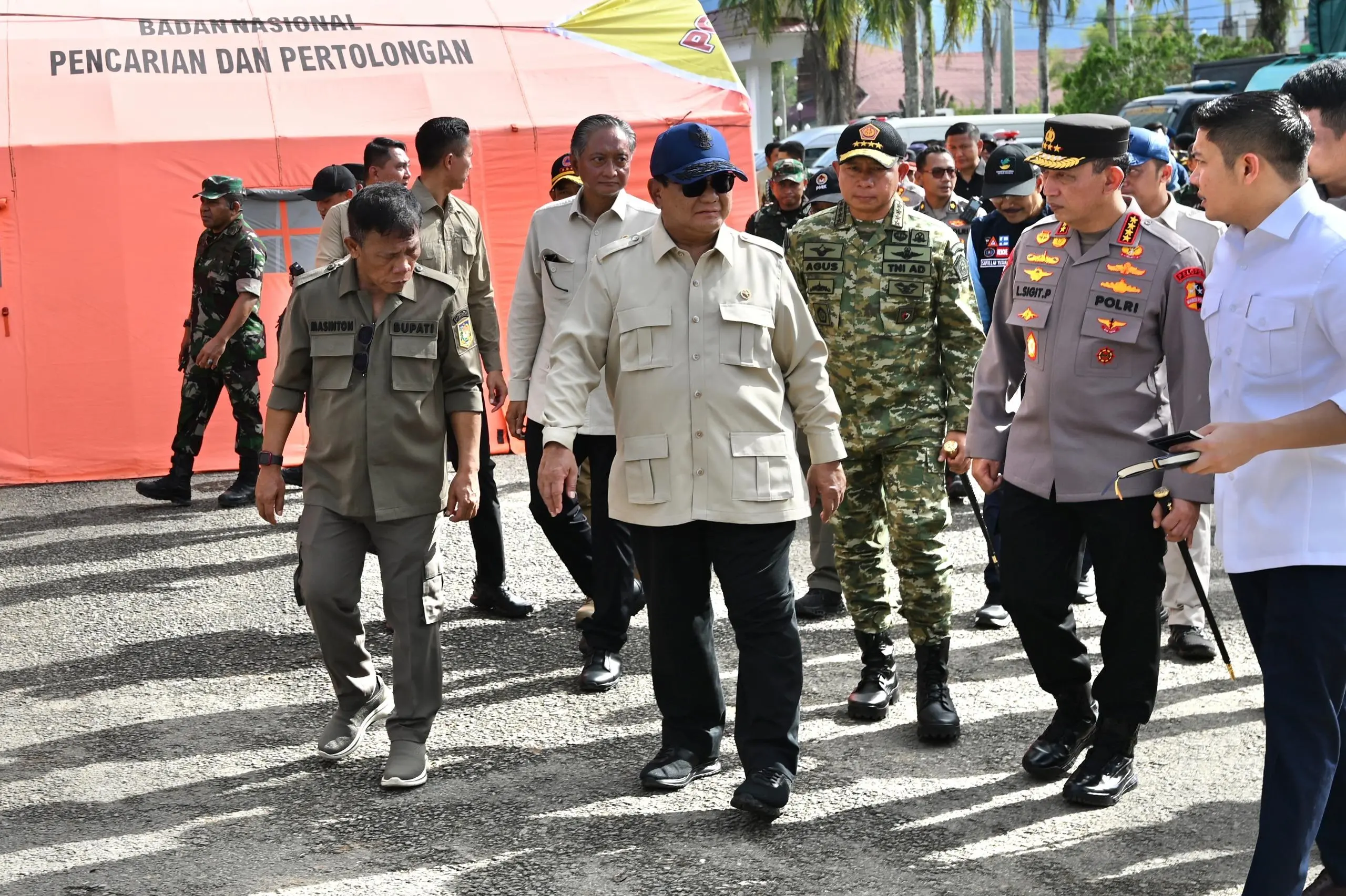 Panglima TNI Dampingi Presiden RI Tinjau Lokasi Bencana Tapanuli Tengah dan Padang