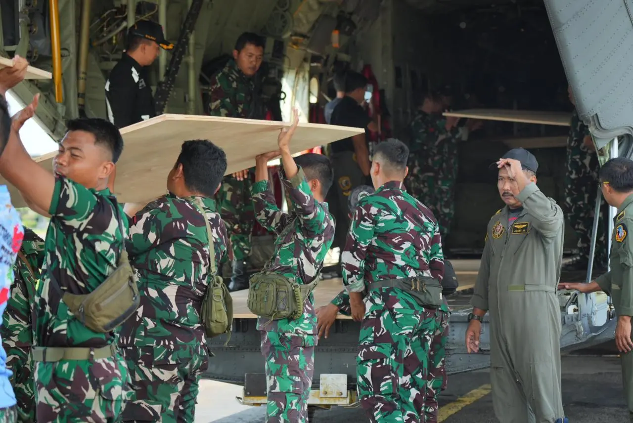 TNI Salurkan Logistik ke Wilayah Terisolasi dengan Metode Airdrop