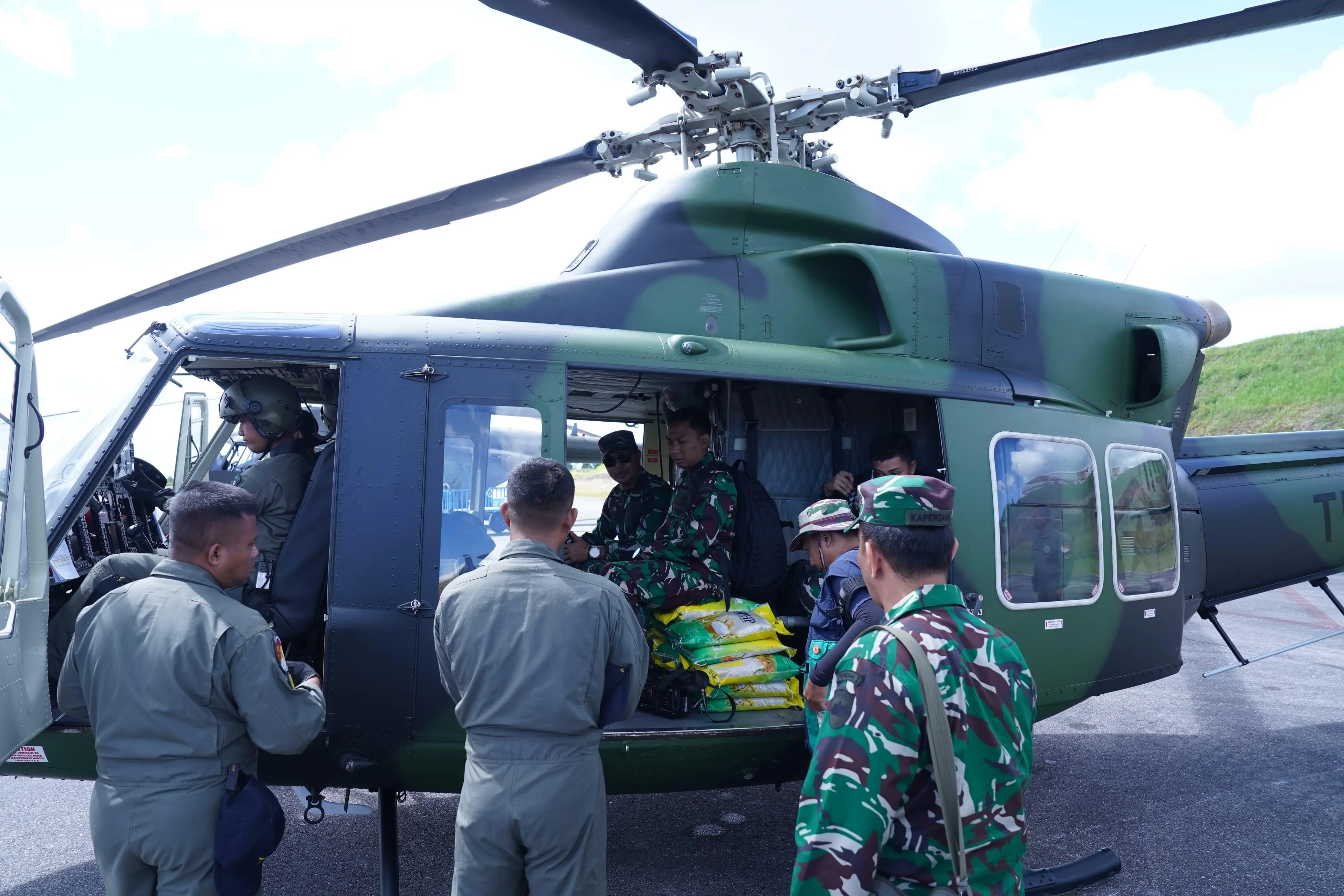 TNI Salurkan Bantuan Menggunakan Helikopter ke Desa Sibalanga