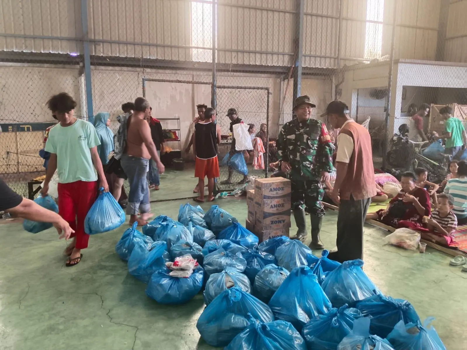 TNI Distribusikan 14.225 Nasi Bungkus untuk Warga Terdampak Banjir di Medan