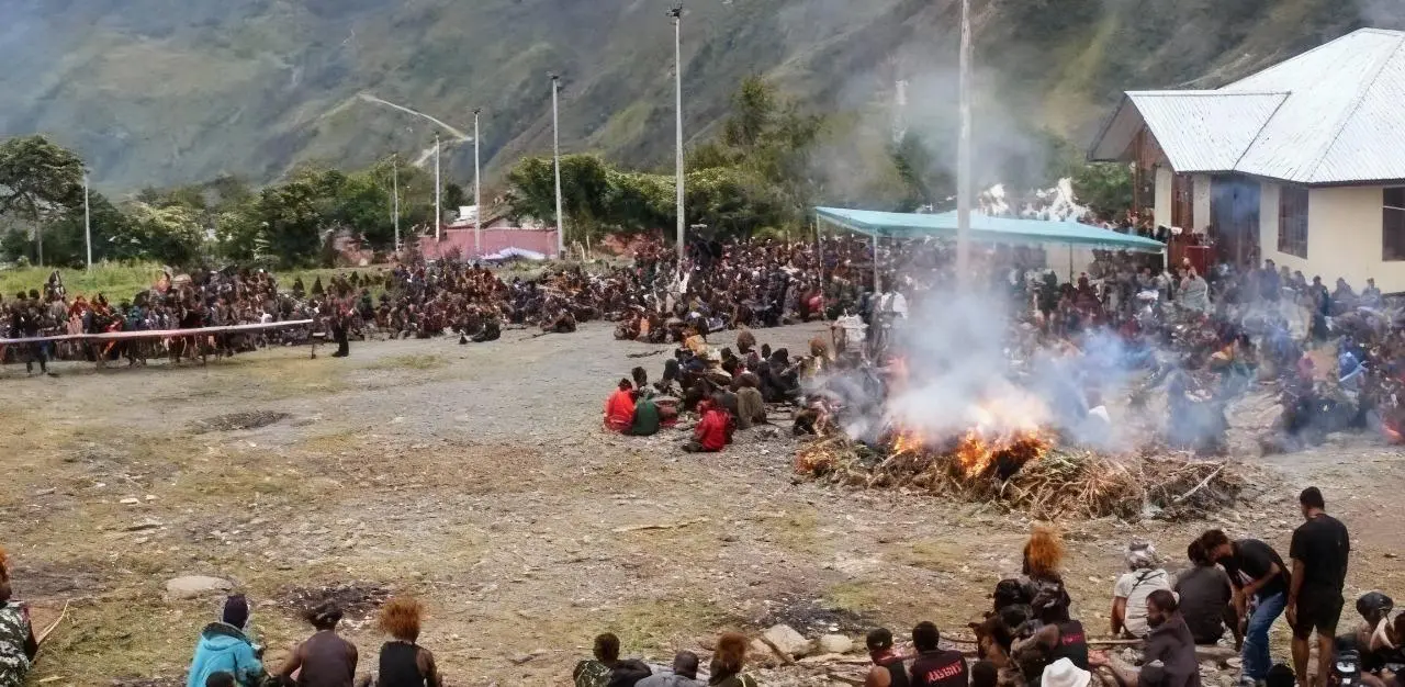 Kodim 1714/Puncak Jaya Bantu Masyarakat Gelar Acara Bakar Batu Adat di Kabupaten Puncak Jaya