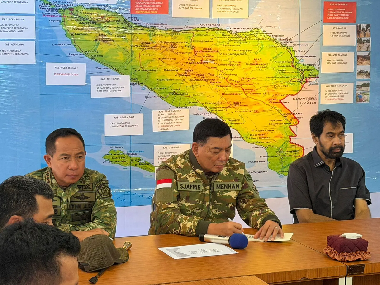 Panglima TNI Dampingi Menhan RI Tinjau Langsung Pengungsi Banjir di Pidie Jaya, Aceh