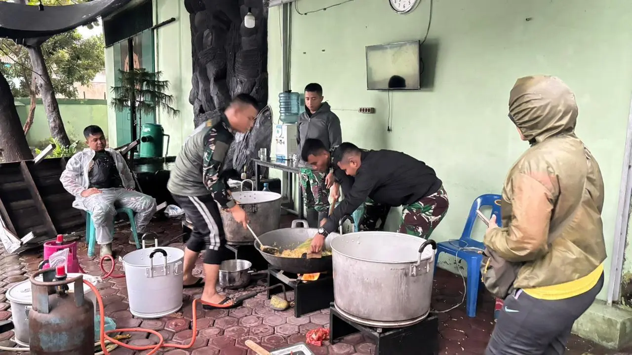 TNI AD Operasionalkan Dapur Lapangan di Aceh dan Sumbar untuk Bantu Korban Banjir dan Longsor
