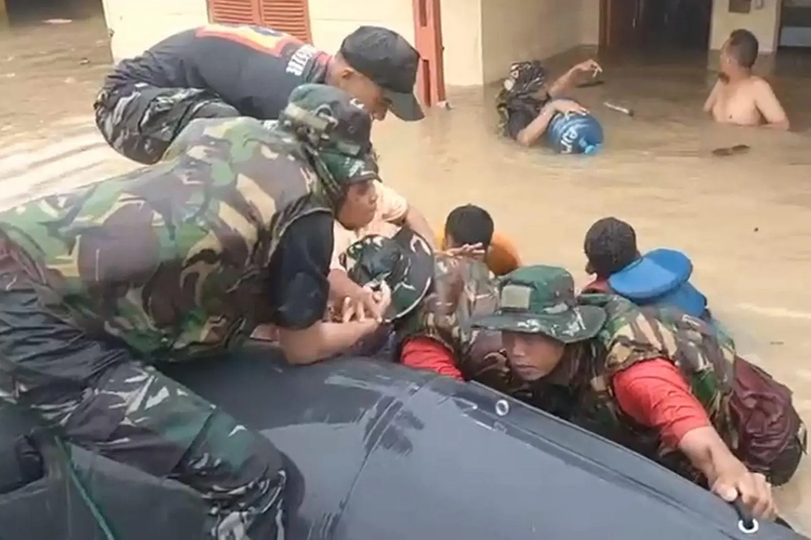 Aksi Cepat TNI AL Selamatkan Warga Terdampak Banjir Bandung di Sumatera Utara 