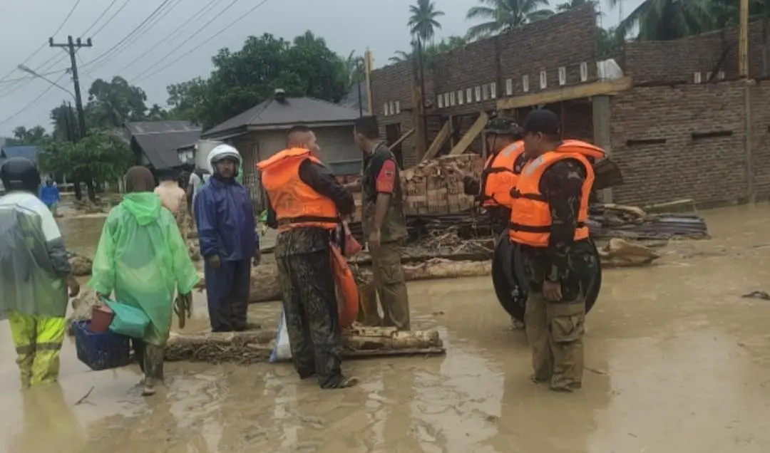 Prajurit TNI Berhasil Evakuasi Warga Banjir Batangtoru, Tapanuli Selatan