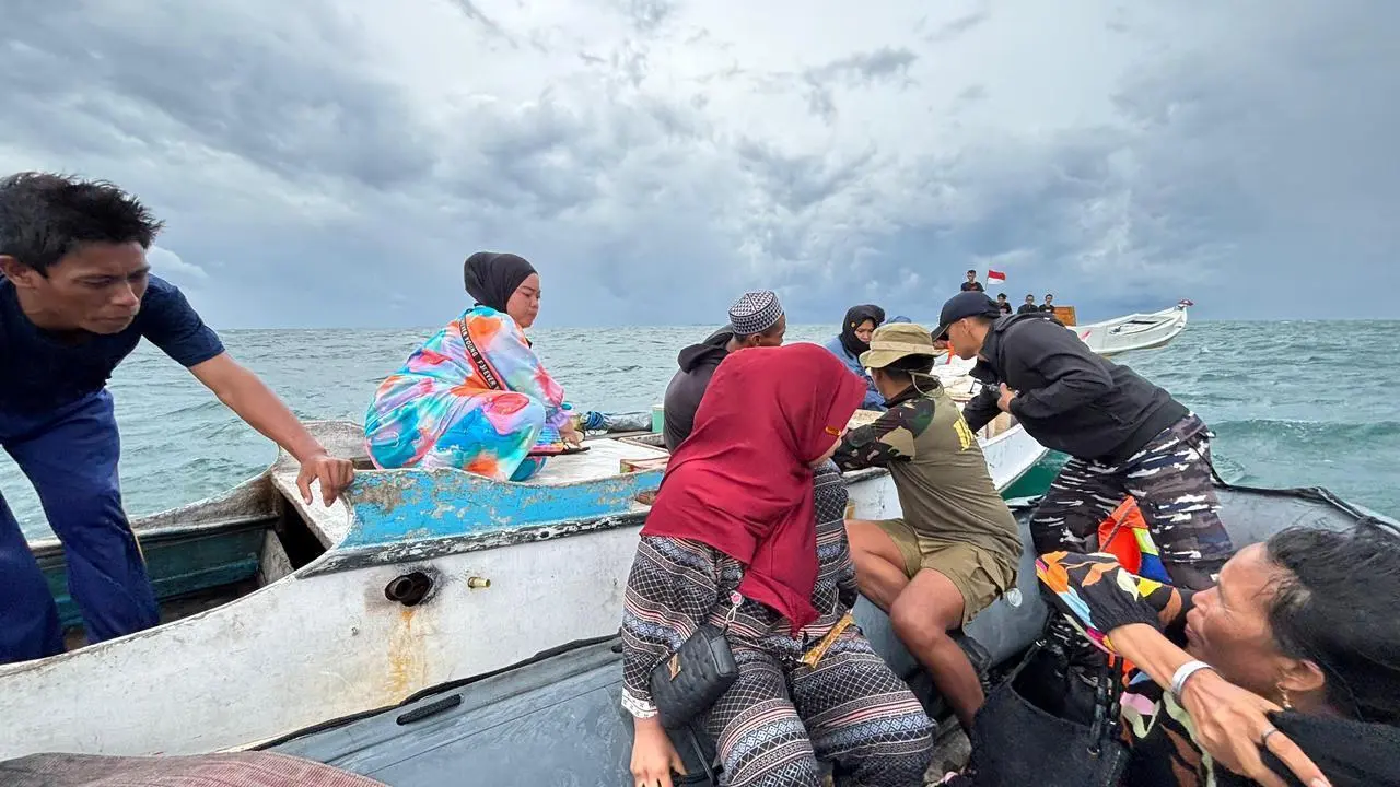 MATI MESIN DI PERAIRAN MAKASAR, LIMA PENUMPANG KAPAL MOTOR DIEVAKUASI TNI AL