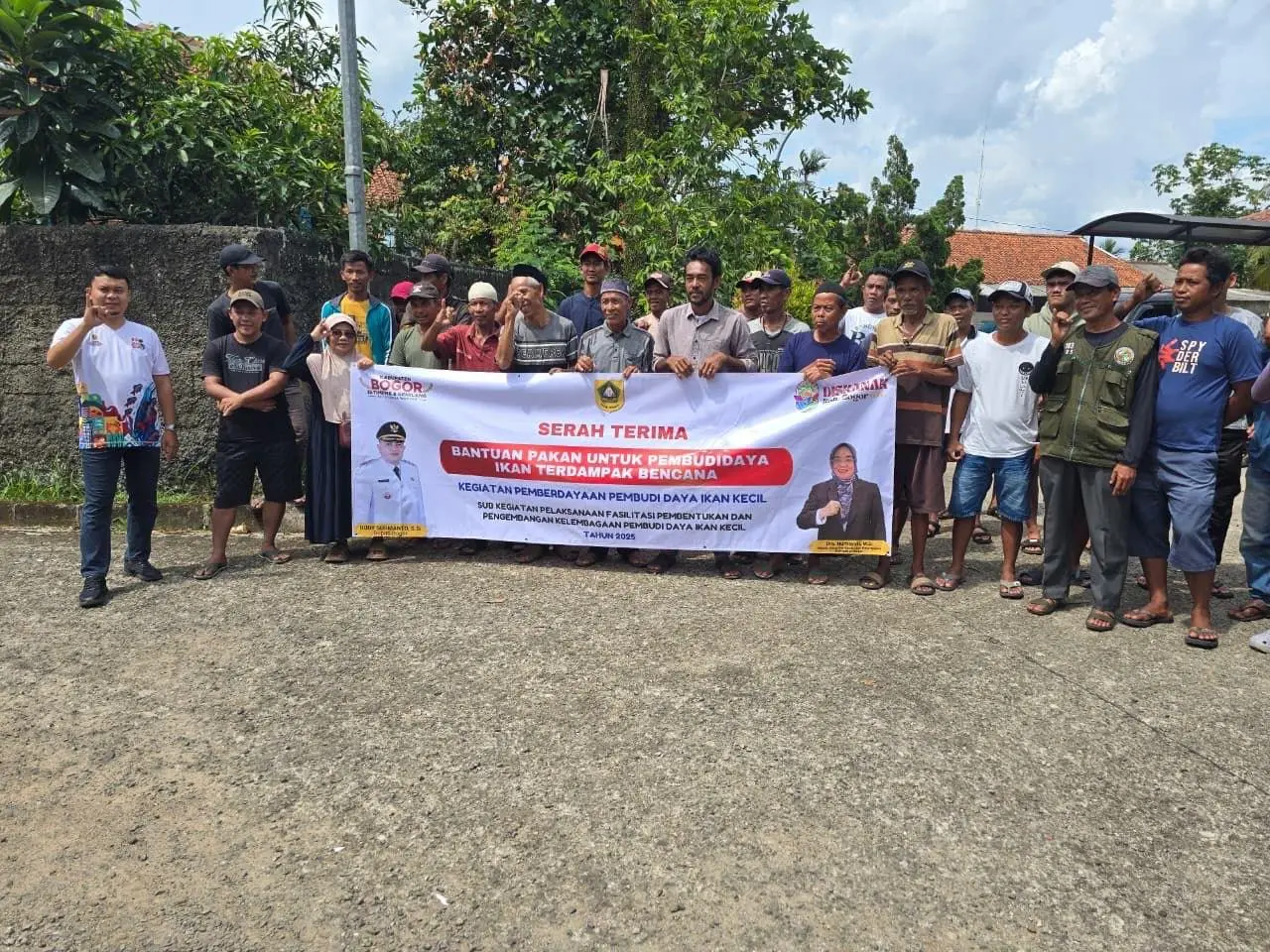 Pemkab Bogor Salurkan Bantuan Pakan Ikan untuk Pulihkan Usaha Pembudidaya Terdampak Banjir