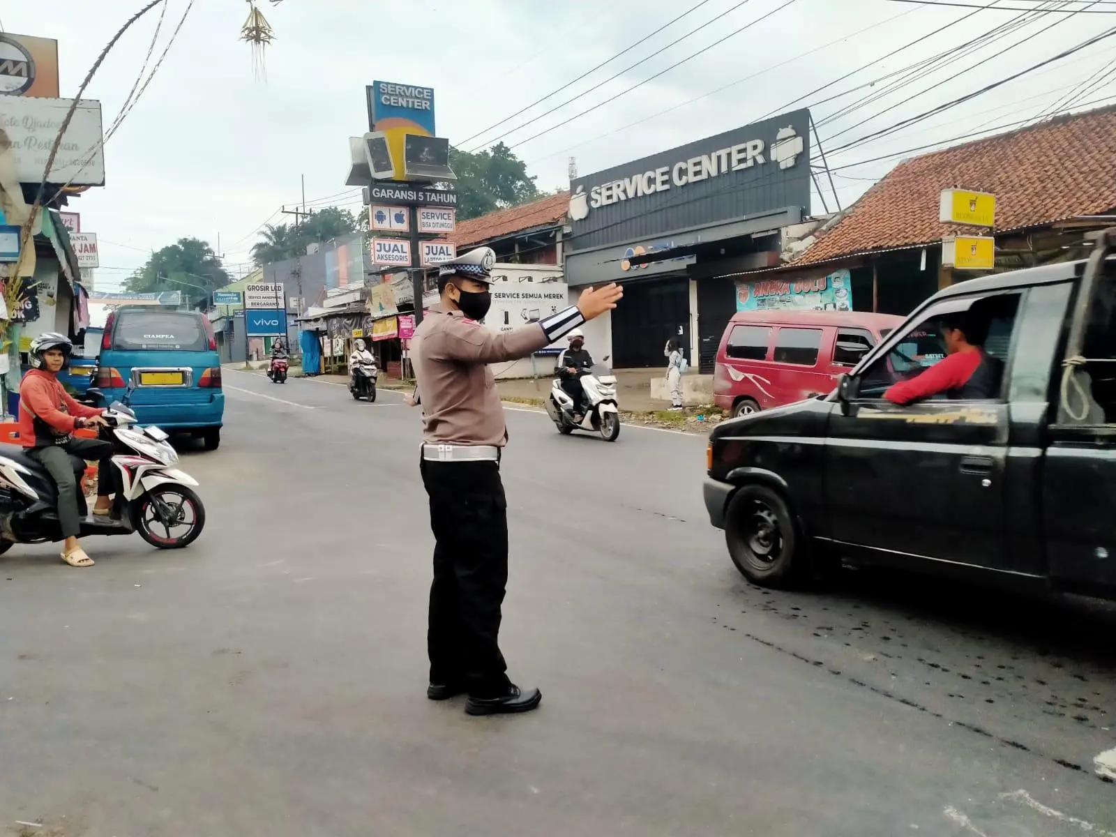 Polsek Ciampea Polres Bogor Laksanakan Pengaturan Lalu Lintas di Pagi Hari
