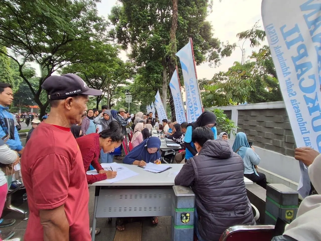 Pelayanan Jemput Bola Disdukcapil di CFD Tegar Beriman Diserbu Warga