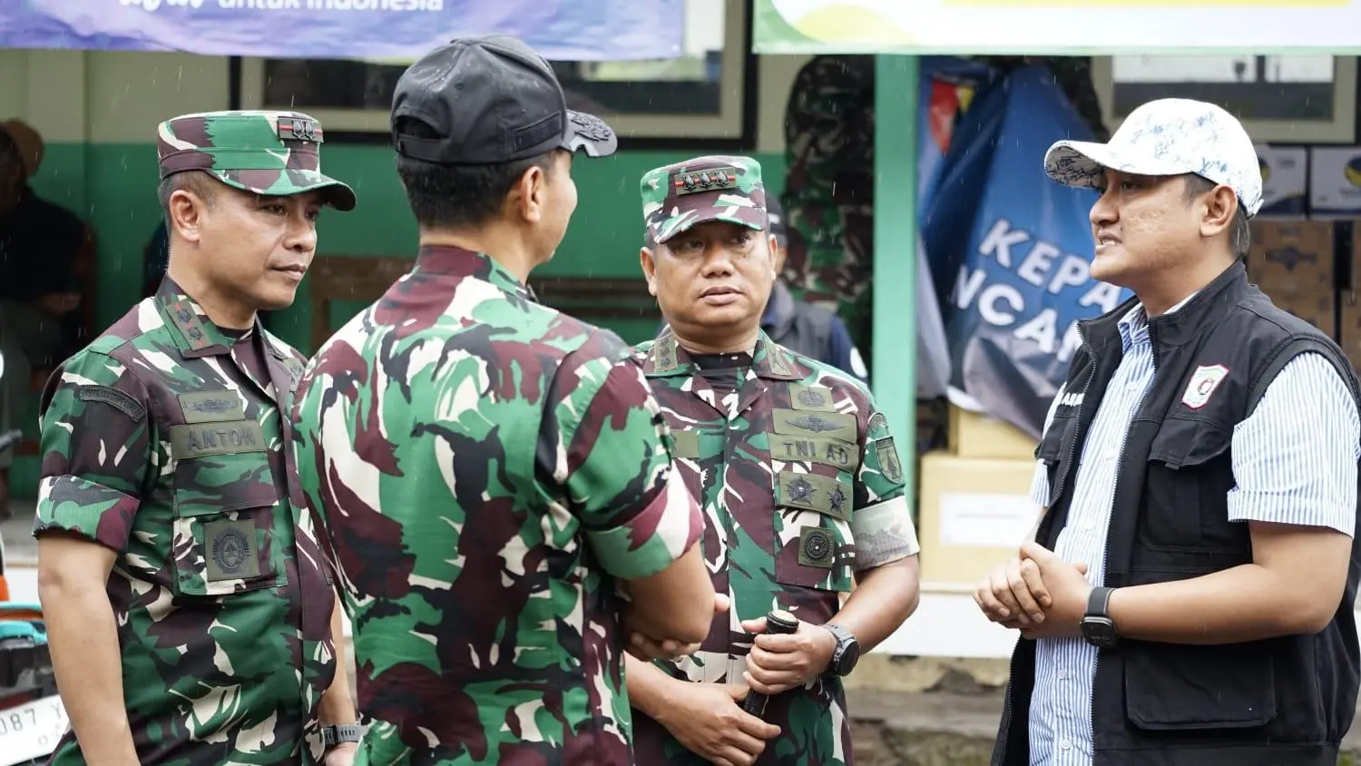 Kasdam V/Brawijaya Tinjau Lokasi Terdampak Erupsi Semeru dan Gelar Bhakti Sosial untuk Warga