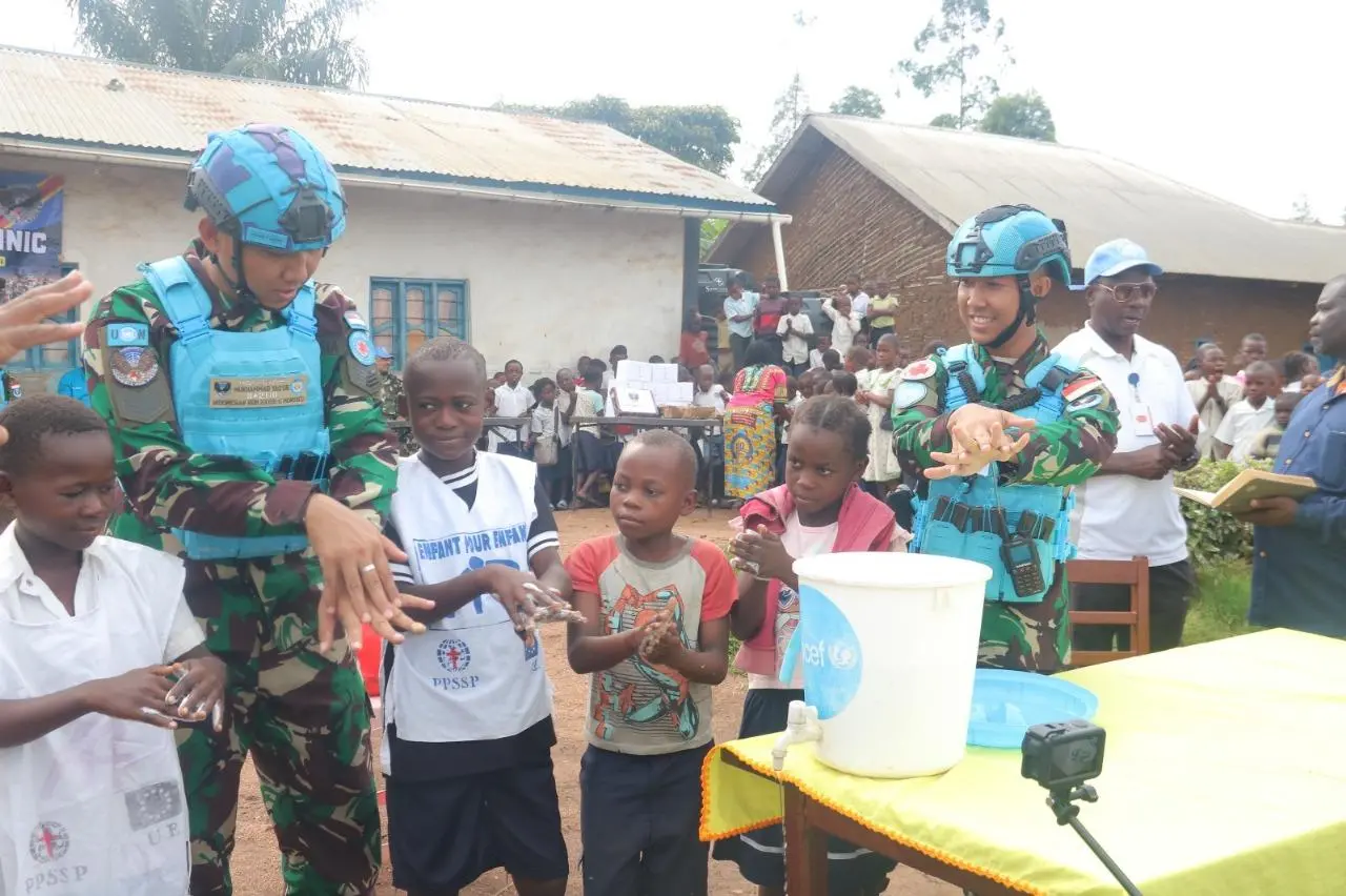 Memperingati Hari Anak Sedunia, Kontingen Garuda INDORDB XXXIX-G MONUSCO Berbagi Perlengkapan Sekolah 