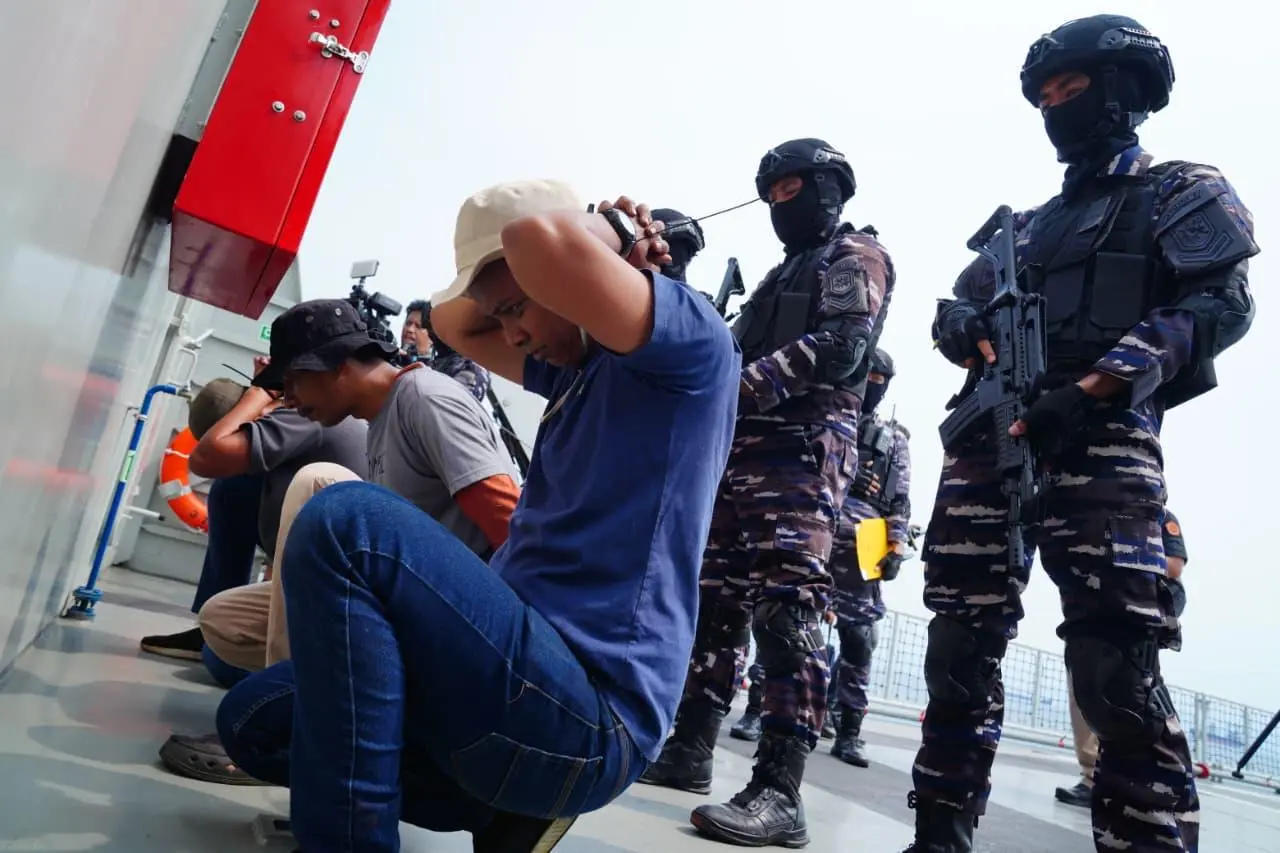 KRI Bung Hatta dan KRI Panah Amankan Kapal Asing pada Latihan Operasi Laut di Morowali